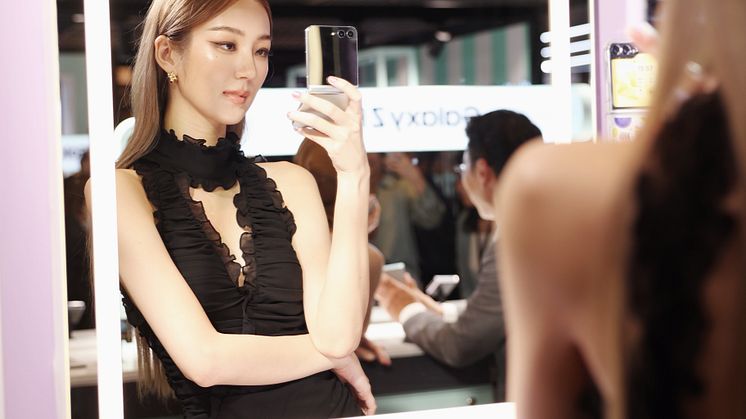 Consumers interacting with Flip5 at bangkok store