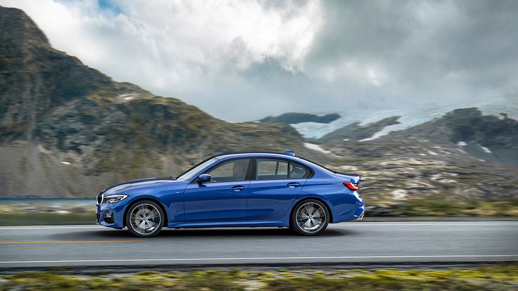 Täysin uusi BMW 3-sarjan Sedan sivulta