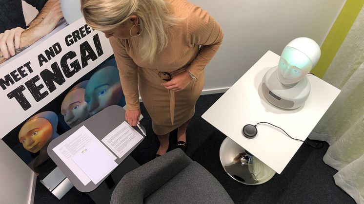 Linnéa Wäringe, affärsansvarig rekryterare på TNG, förbereder intervjurummet.