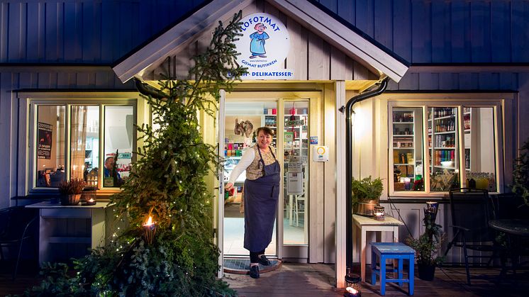 Siv Hilde vor ihrem Restaurant Lofotmat auf Henningsvaer