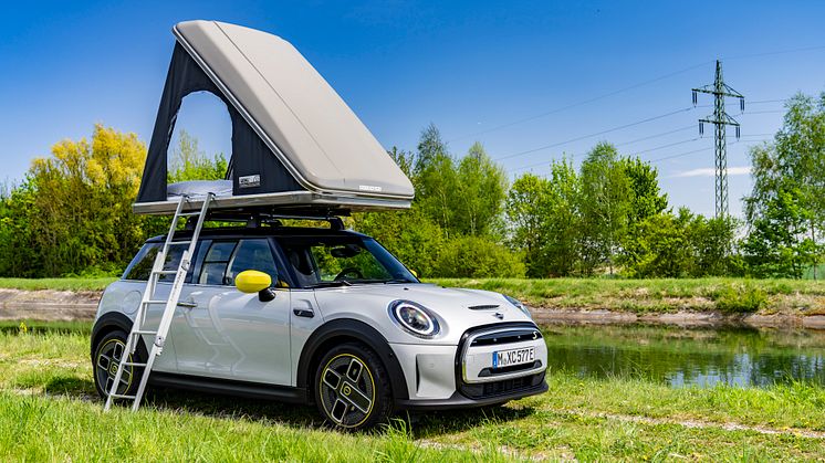 Hemestra i naturen med MINI: elektrifierade campingbilar med taktält