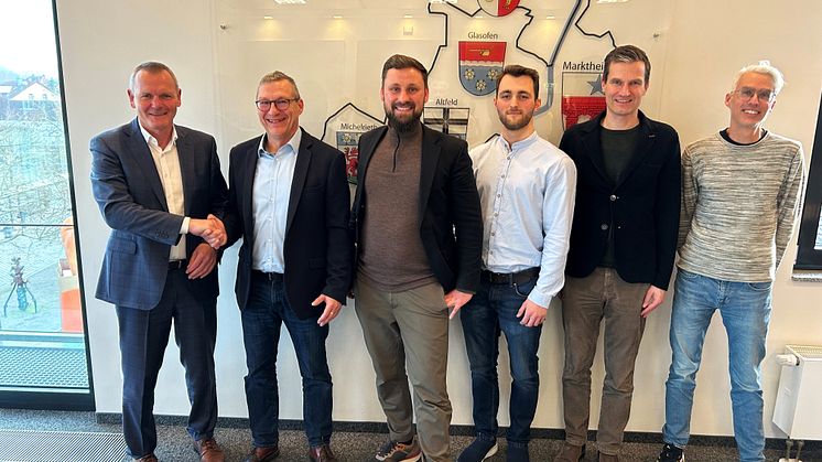 Bürgermeister Thomas Stamm startete zusammen mit Vertretern der Stadt, der Bayernwerk Netz GmbH und des Instituts für nachhaltige Energieversorgung (INEV) die Kommunale Wärmeplanung.