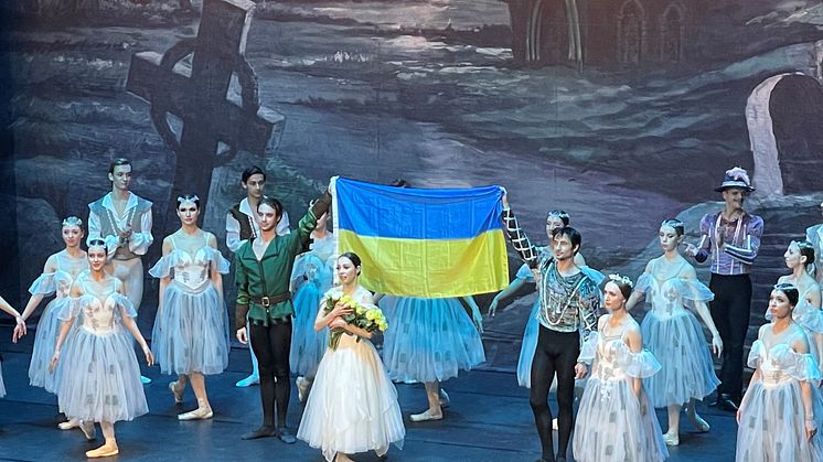 Dansarna poserar med den Ukrainska flaggan. Foto: Kyiv Grand Ballet. 