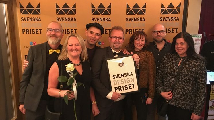 Bildtext: Glada vinnare i Svenska Designpriset från KUST Hotell och Helikopter. Fr v Mats Långström, Christina Skoog, Omid Massali, Roland Skoog, Kersti Bergström, Erik Lindkvist och Åsa Christoffersson.