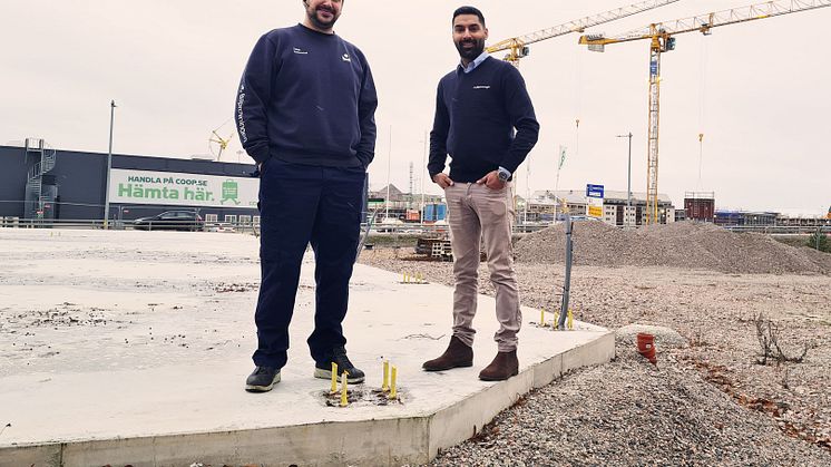 Stationschef Salaheddin Chatty och regionchef Manpreet Bajaj vid Bilprovningen Örebro-Ladugårdsängen.jpeg