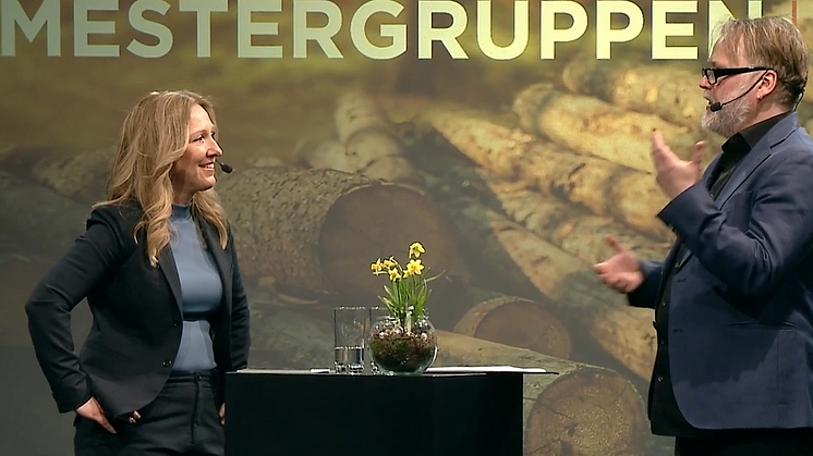 På bilden syns Karin Eriksson, vd Mestergruppen Sverige, och moderator Mats Randér under Mestergruppen Sverige AB:s årsstämma och årsmöte.