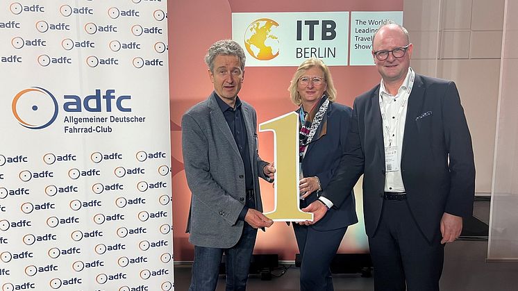 Christian Tänzer (ADFC-Bundesvorstand), Petra Wegener (Geschäftsführerin des Weserbergland Tourismus e.V.) und Martin Fahrland (Geschäftsführer Mittelweser-Touristik GmbH) freuen sich über das erfolgreiche Ergebnis des Weser-Radwegs.