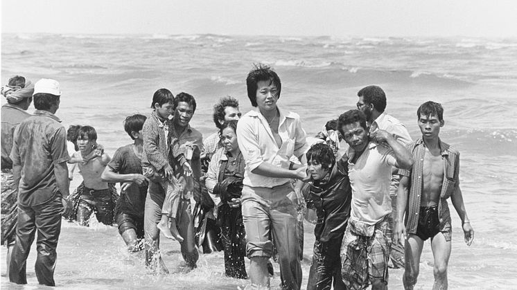 Vietnamesiska flyktingar tar sig upp på strand