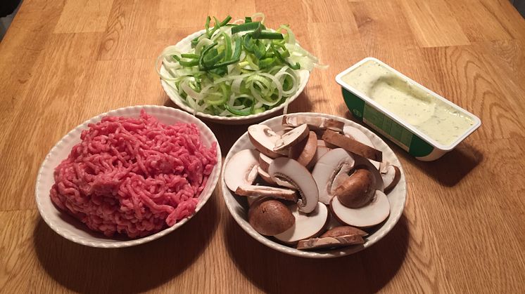 Ingredienser til tysk porresuppe med ost og hakket kød