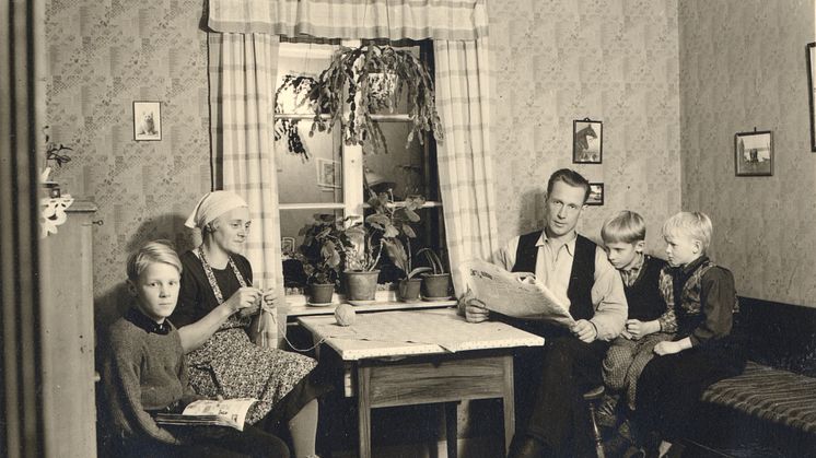 Tusentals skolbarn deltog i insamlingen som ägde rum 1942. Bland andra Torbjörn, här med sin familj i Jämtland. Foto: Nordiska museet.