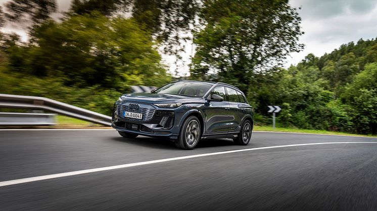 Audi Q6 e-tron (Plasmablå metallak)