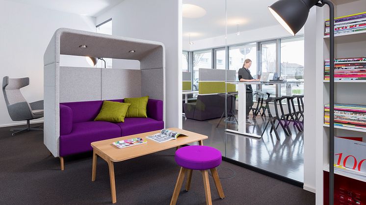 Gesunde Arbeitsatmosphäre: Vielseitiges Mobiliar zum Sitzen und Stehen hilft dem Rücken, fit zu bleiben, wie es hier ein Modell von WINI-roomarts veranschaulicht. 
