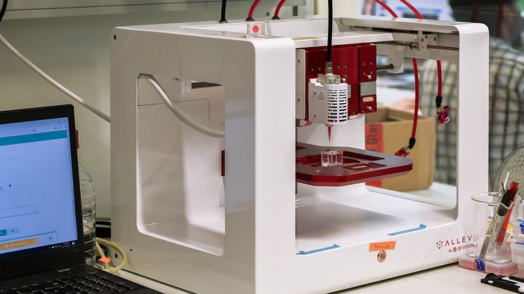 Uniklinikum-Erlangen_3-D-Druck-Herzgewebe_Spendenscheckübergabe_Prof-Felix-Engel_2024-06-20