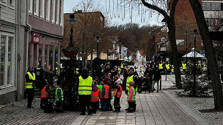 I år har vi rekordstort engagemang från förskolor runt om i kommunen med att pynta en ”egen” gran i Ronneby centrum.