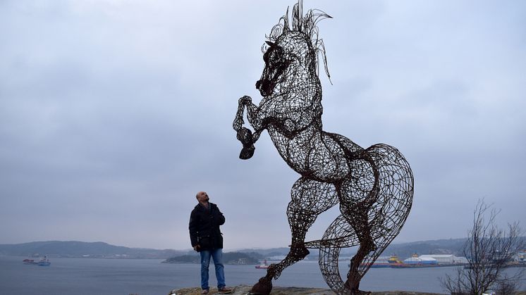 Skulpturen Syrian Horse står med fin utsikt över havet, här tillsammans med konstnären Mohannad Solaiman.