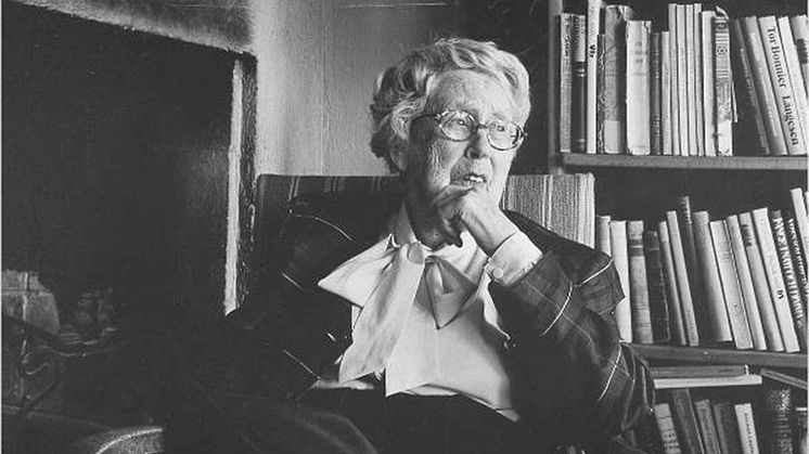 Ingrid Segerstedt Wiberg förevigas nu genom två konstgestaltningar vid Samhällsvetenskapliga biblioteket. Foto från Göteborgs Stadsmuseums samlingar, fotograf: Bengt G. Moberg.