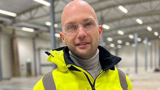 Hjulsbro Steel spänner bågen och expanderar