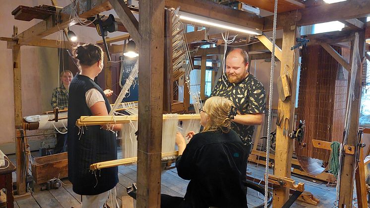 K. A. Almgren sidenväveri & museum prisas bland annat för sitt pedagogiska arbete med att överföra kunskap till nästa generation. På bilden några av museets lärlingar och handledare. Foto: K. A. Almgren sidenväveri & museum