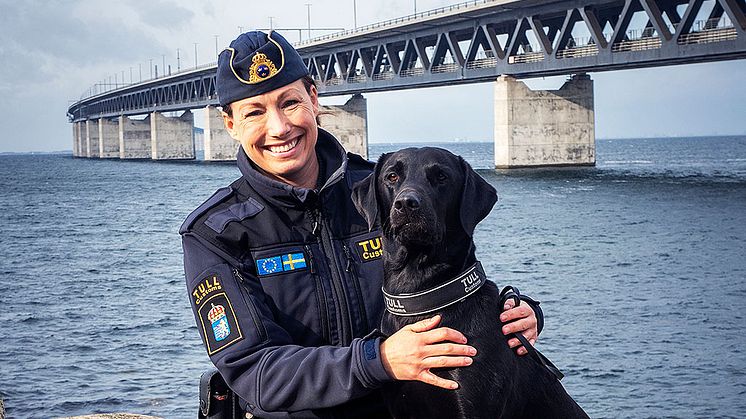 Årets narkotikasökhund Atte med sin förare Josefin Frid. Foto: Anders Roos