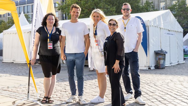Cochlear informiert beim 36. Entdeckertag der Region Hannover – auch Steffen Krach, Regionspräsident der Region Hannover (2. von li.), stattete dem Cochlear Team um Janine Dersch (3. von li.) beim Entdeckertag einen Besuch ab