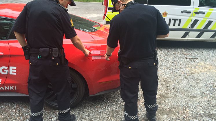 Knut og Henrik satte verdensrekord med sportsbilikonet Ford Mustang. Her i Kragerø kommune etter at tanken var gått tom.