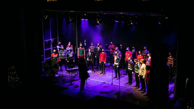 Et kor opptrer som en del av julekonsertene "Jul på Bislett". 
