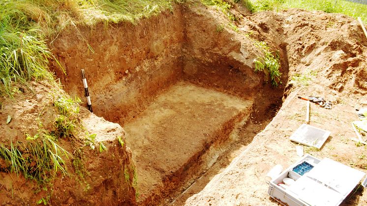 Erstaunlich gut erhaltener Fund: Archäologen haben das Grab aus der Bronzezeit nahe der Bahnlinie Regensburg-Ingolstadt und einer Straßentrasse bei Ilmendorf geborgen.