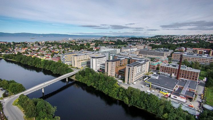 Pasienthotellet ligger sammen med hoveddelen av St. Olavs hospital på øya i Trondheim. FOTO: St. Olavs hospital.