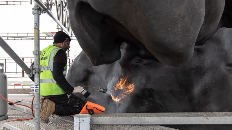 Warm waxing of The Mother inside the scaffolding at Sukkerbiten in Oslo. 