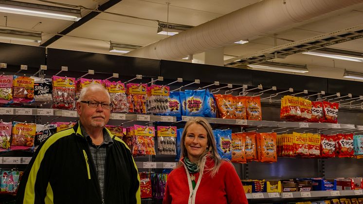 Installatør Nils Kåre Oftenes og daglig leder Nina Bø Egeland