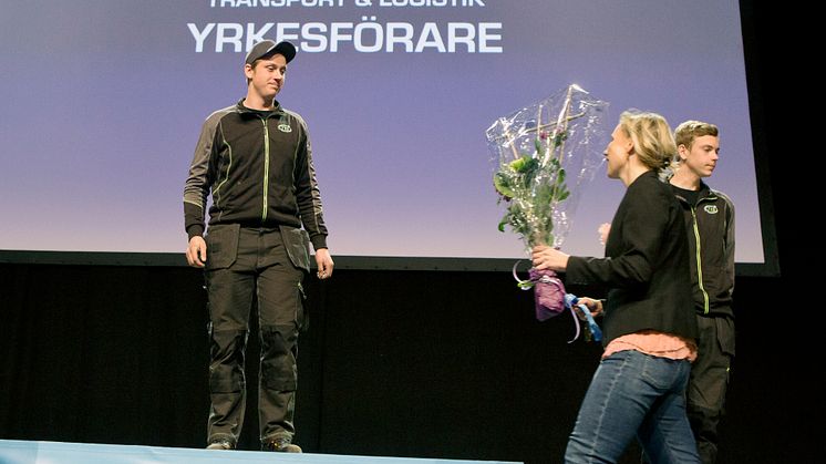 Herman Borring tar emot pris som bästa unga Yrkesförare på Yrkes-SM i Uppsala