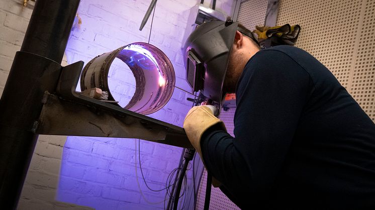 Svetsande student på utbildningen Industrirörtekniker