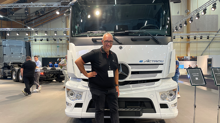 Bengt-Ove Hedborg, försäljnings- och marknadschef för Mercedes-Benz Trucks i Sverige, framför eActros 300 som visas på Elmia Lastbil. Foto: Elmia AB