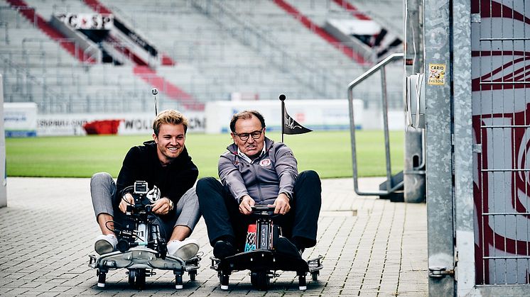 Nico Rosberg & Ewald Lienen beim ersten sozialen E-Kartrennen im Millerntor