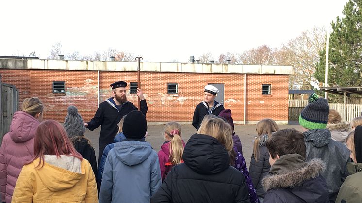 Sjippetovet blev hurtigt taget i brug af klasserne på Ebeltoft Skole. Her ses Peter Bergqvist Heuch, guide på Fregatten Jylland og Morten Siig Henriksen, medlem af PUK-udvalget i Syddjurs Kommune.