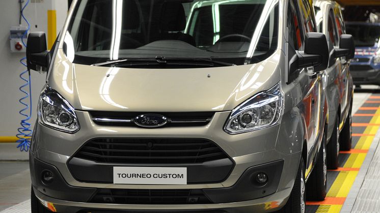 Ensimmäiset täysin uudet Ford Transit Custom ja Tourneo Custom –mallit rullasivat ulos tehtaalta 