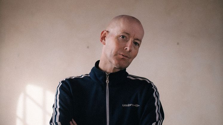 Den 16. oktober kan du hive hits ned fra hylderne i kærlighedsbutikken, når Jens Unmack med band står klar med Love Shops smukke bagkatalog.