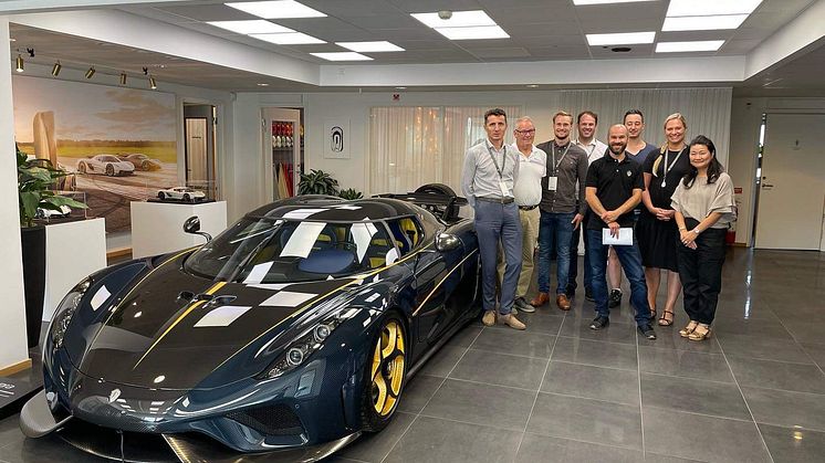 Proton Engineering på studiebesök hos Koenigsegg. Längst till vänster försäljningschef Iosif Hampel och längst till höger Shino Lövstad Waldegren som är Junior Strategic Purchaser på Koenigsegg.
