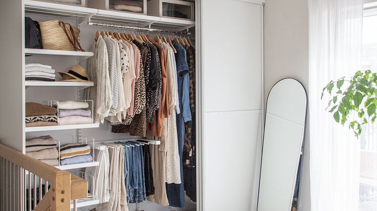 Elfa_Clothing_Interior_Click_in_system_Decor_Slidingdoor_Forma_2022_04_1