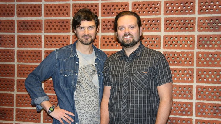 Radioprofilen Morgan Larsson tillsammans med högskolans forskare Fredrik Sunnemark.
