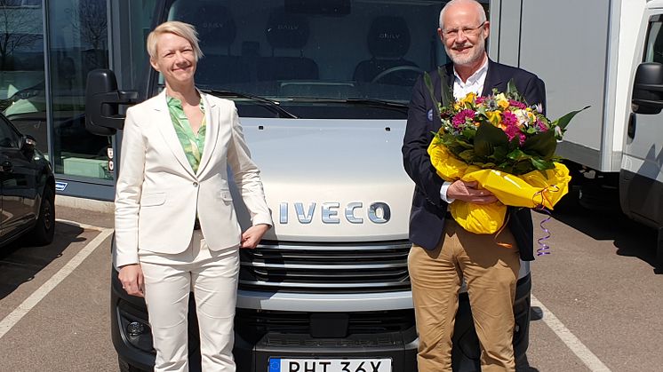 Anders Nilsson gratulerades till 25 fantastiska år på IVECO av HR-chefen Kathrine Winther.