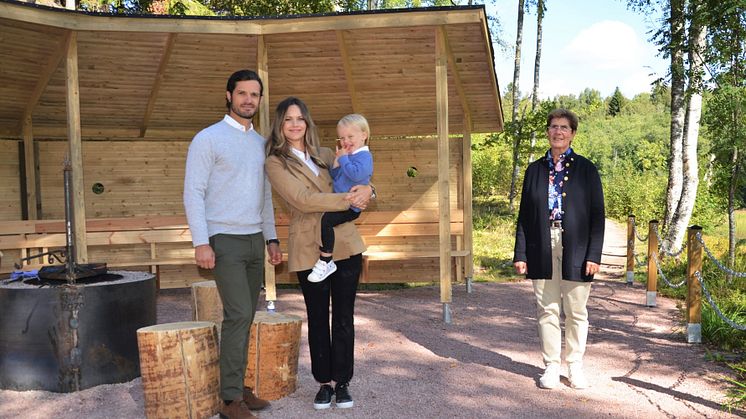 Deras Kungl. Högheter Prins Carl Philip och Prinsessan Sofia samt Prins Gabriel och landshövding Ylva Thörn vid Prins Gabriels rastplats. Foto: Kajsa Kilström/Länsstyrelsen i Dalarnas län