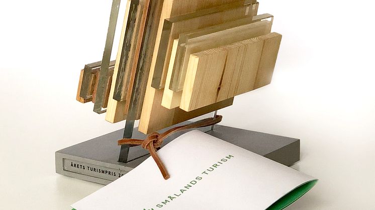 Årets Turismpris -  en lokalt designad skulptur, tillverkad med råvaror från Smålands rika natur.