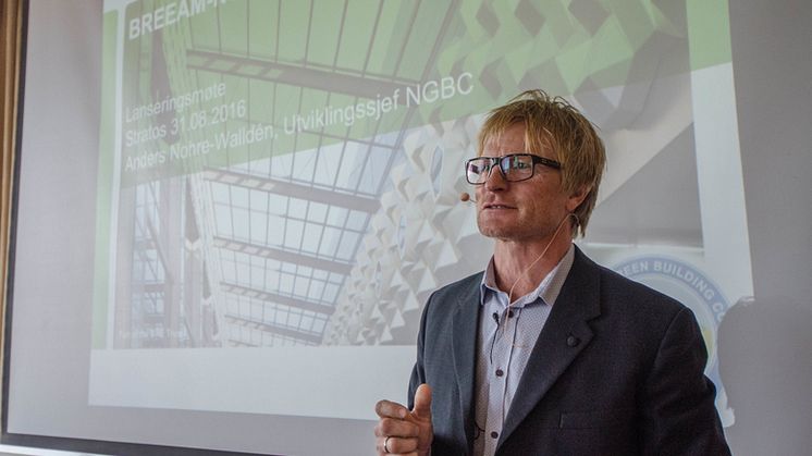 Anedrs Nohre-Walldén, utviklingssjef i NGBC, presenterte innholdet i BREEAM-NOR 2016 under lanseringsfrokosten onsdag morgen. Foto: Sindre Sverdrup Strand, Byggeindustrien