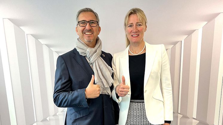 Goran Mazar von KPMG und Petra Riga-Müller von Zurich freuen sich auf die gemeinsame Zusammenarbeit.  