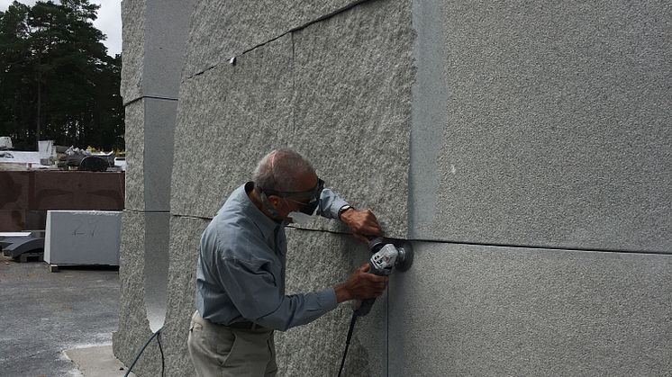 The artist Martin Puryer working at his sculpture "​Creature from Iddefjord". Unvelling soon outside of Deichman Bjørvika. Foto:  Johansen Monumenthuggeri AS