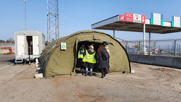 För att ukrainska flyktingar med sällskapsdjur ska få sina djur kontrollerade har Jordbruksverket bland annat upprättat tillfälliga veterinärmottagningar vid färjelägena i Nynäshamn (på bilden)  och Karlskrona. Foto: Jordbruksverket