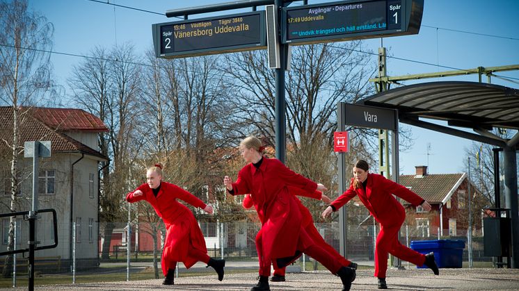 Kompani Catapult dansar på stationen i Vara.