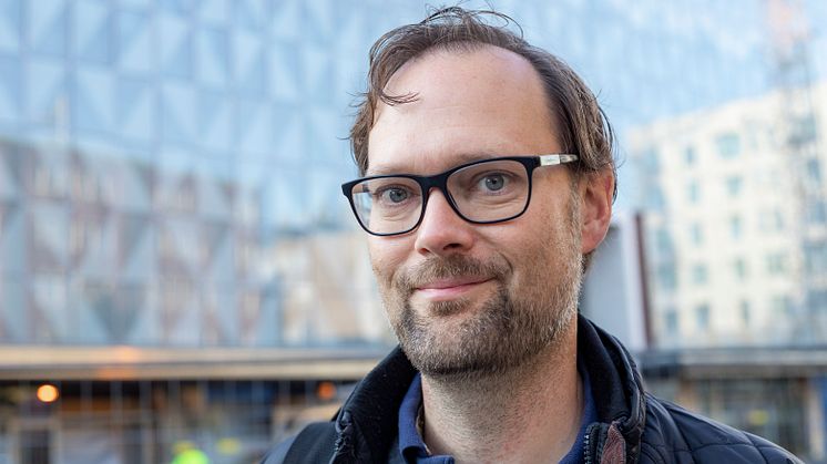 Utvecklingsingenjör Andréas Hall letade med ljus och lykta på internet efter en lösning på livbojsproblematiken.