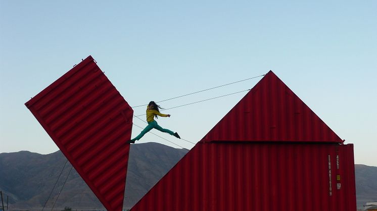 I föreställningen Origami får publiken se dansaren och akrobaten Satchie Noro balansera på en gigantisk container som sakta ändrar form. 